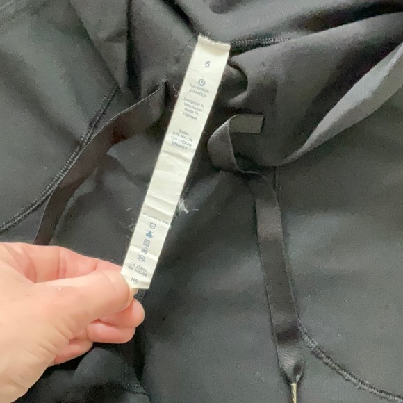 Lululemon size 6 black high rise pant - Picture 6 of 8